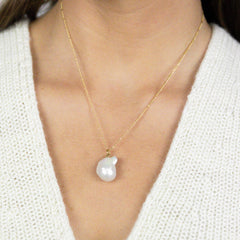big baroque pearl pendant on a recycled 14k gold figaro chain | 14k Gold Süßwasserperlenanhänger für Halsketten
