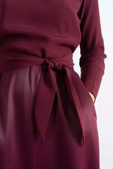 NINA REIN Tailliertes Midi-Kleid, Lyocell, Damenkleider, Womenswear,Rundhals Ausschnitt, Ausgestellter Rockteil, Nachhaltige Damenmode, Faire Mode, Fair trade, Organic, Umweltfreundliche Mode, Eco-friendly, Handmade, Handcrafted, Made in Europe, Female empowerment - Shop now - SUSTAINABLE & ETHICAL LUXURY FASHION - the wearness online-shop