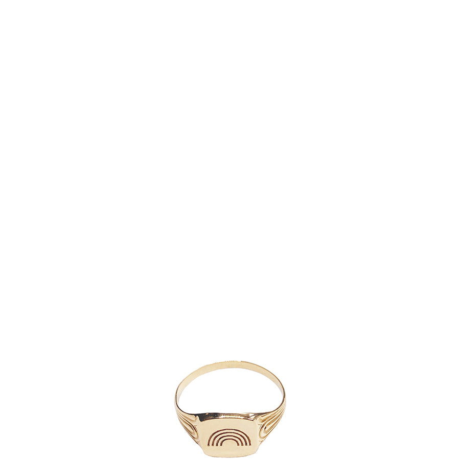 MALAIKARAISS Signet Ring in Gold, eingravierter Regenbogen, Damen, Damenschmuck, nachhaltiger Schmuck, faire Ringe, Goldschmuck, Signet Ring, eco-friendly, female empowerment, fair, handcrafted, shop now- the wearness onlineshop