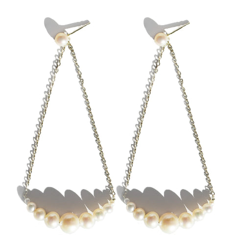 SASKIA DIEZ Hängende Perlen Ohrringe aus 14k Gold mit echten Süßwasserperlen, Schmuck, Ohrringe, Handmade, fair, made in Europe, recycelt, Zero waste - the wearness online-shop 