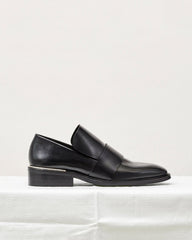 ESSĒN Schicke schwarze Loafer , minimale, zeitlose Silhouette, vielseitiger Slip-on-Stil, gepolstertes Fußbett, schwarz, fair, nachhaltig
