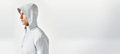 AEANCE High-Tech-Jacke, ultraleicht, wasserdicht,  dehnbar und atmungsaktive verschweißte Nähte, Kapuze, schlanke Passform, interne Kabeldurchführung für Kopfhörer, Seitentaschen,  Schriftzug auf dem linken Arm, weiß, fair, nachhaltig