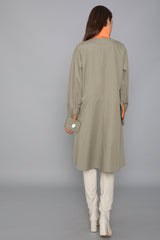 MYKKE HOFMANN Kurzes Kleid, mit langen Ärmeln, Seitentaschen & V-Ausschnitt, Dekorativer Knopf am Ärmelabschluss, Staubgrün, Seegras, fair, nachhaltig