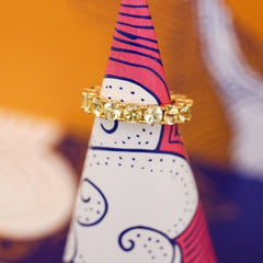 VIERI FINE JEWELLERY Ring, 18 Karat recyceltes Gelbgold, mit dem einzigartigen VIERI-Touch gefertigt, leuchtenden Saphiren besetzt, 4 mm breites Ringband, fair, nachhaltig