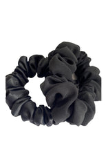 NINA REIN Scrunchie, Haargummi, Haaraccessoire, Leftover fabric, Dead stock, Nachhaltige Damenmode, Faire Mode, Fair trade, Organic, Umweltfreundliche Mode, Eco-friendly, Handmade, Handcrafted, Made in Europe, Female empowerment - Shop now - SUSTAINABLE & ETHICAL LUXURY FASHION - the wearness online-shop